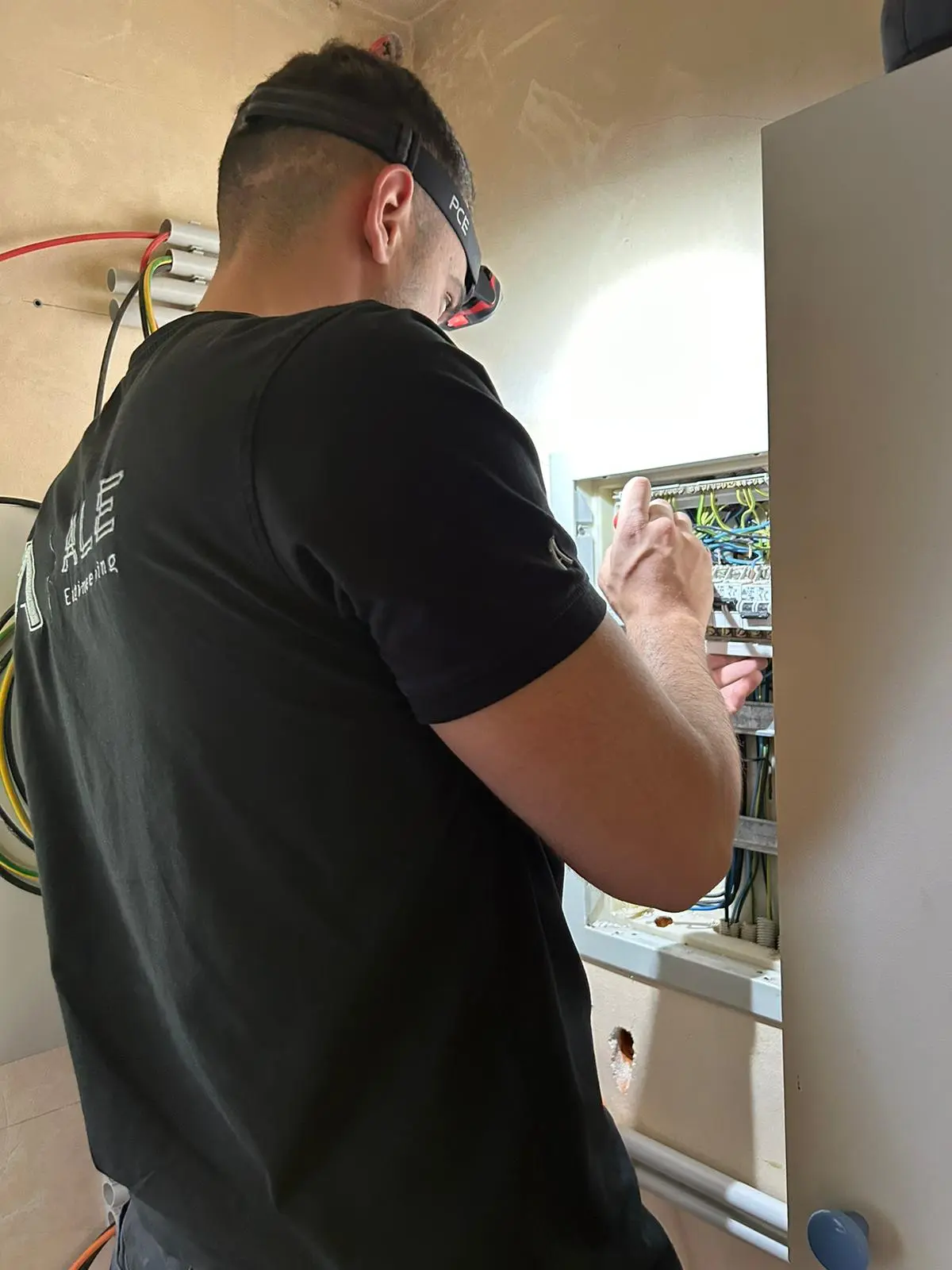 Elektriker bei der Arbeit